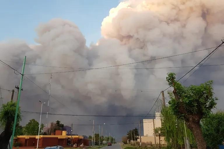Ramallo, humo y furia: incendios en el Delta y atentado en la casa del intendente
