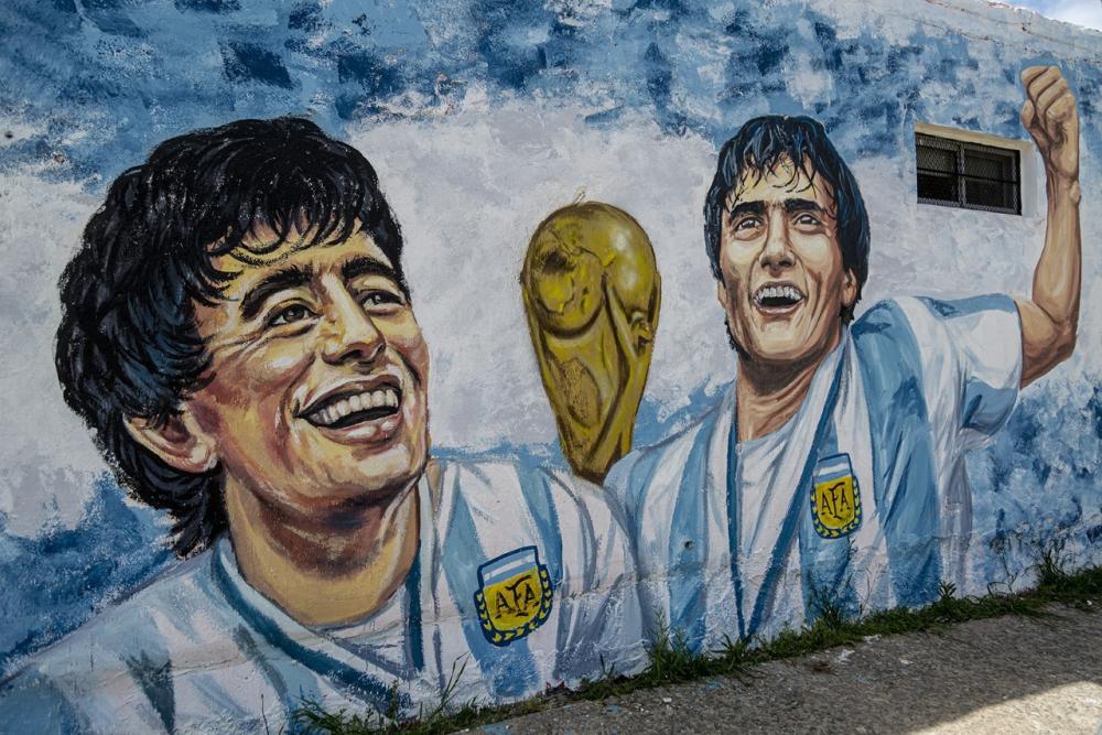 El conurbano, pinta: mural del Diego y el Negro Enrique para palpitar el mundial