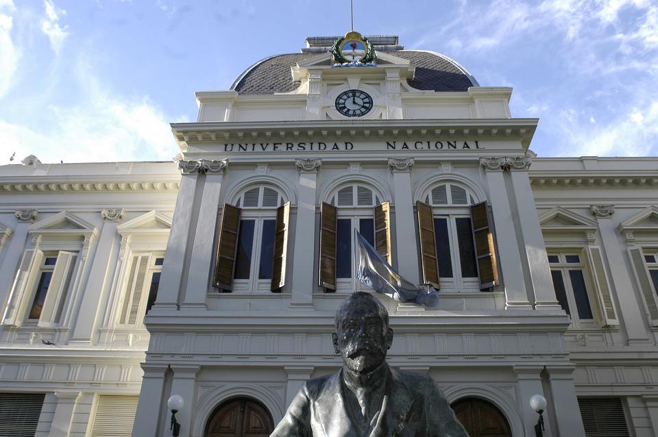 La UNLP implementará una beca para estudiantes universitarios liberados