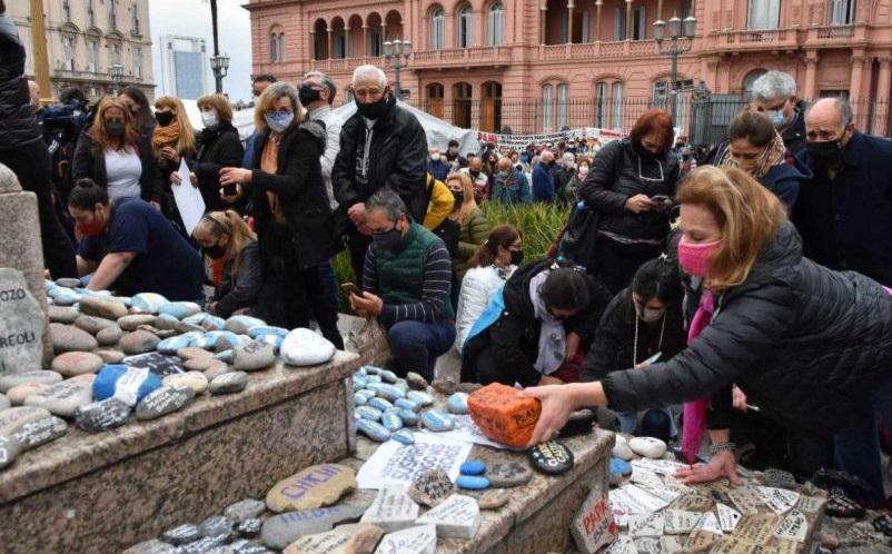 Cerruti pidió perdón por “las piedras de la derecha”, pero igual quieren su cabeza