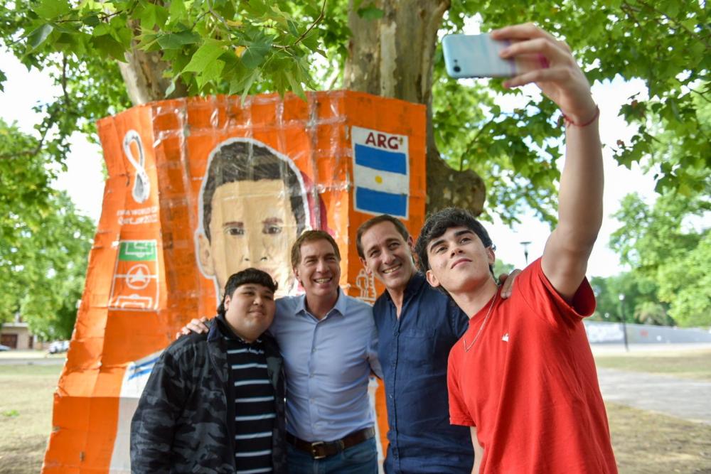 Fiebre mundialista: la visita de Santilli a La Plata incluyó una selfie con “Messi”