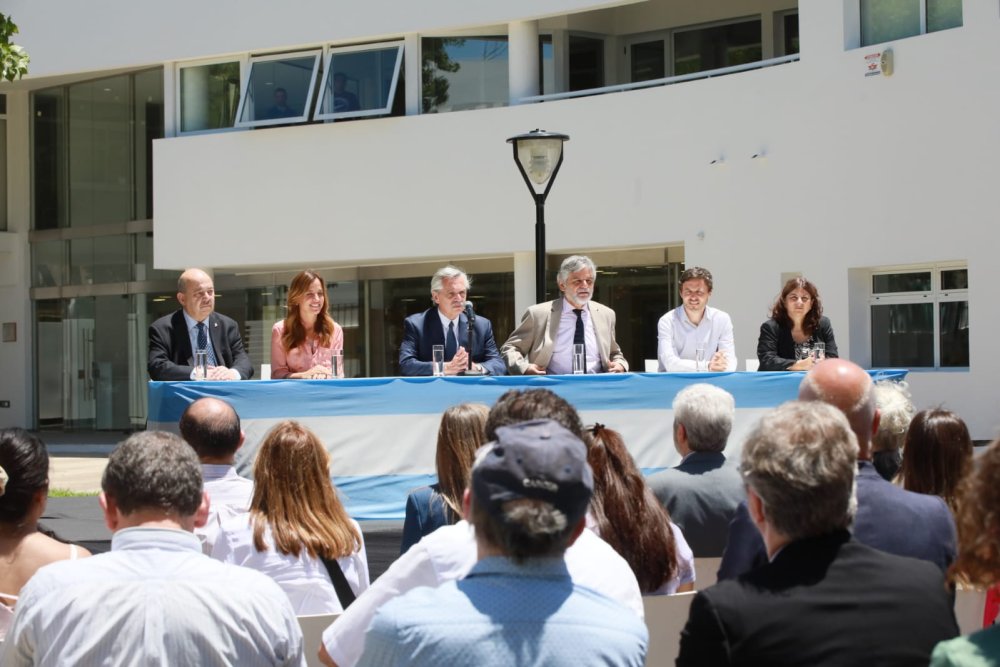 Después de un recibimiento piKante, Alberto Fernández inauguró obras para la UNLP