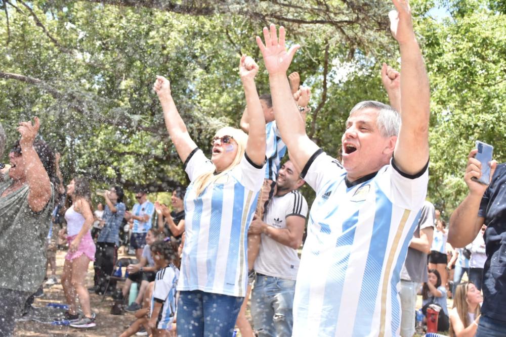 Argentina campeón: la fiesta de los intendentes en sus municipios
