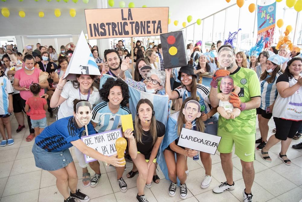 La caravana navideña volvió al Garrahan junto a La Bomba de Tiempo y Ariel Puchetta