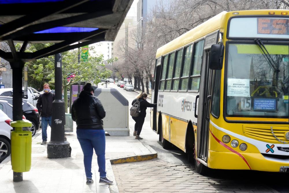Atención, La Plata: desde hoy, el transporte público funciona con horario de verano
