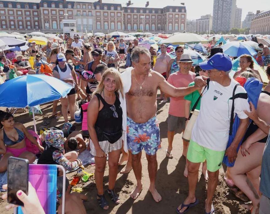 Scioli en Mar del Plata: playa, sol y el saludo con la gente