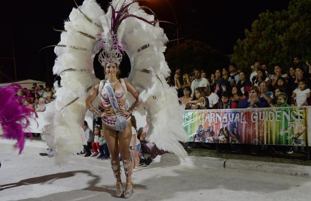 Empanada costera y carnavales, dos propuestas bonaerenses para degustar y reír