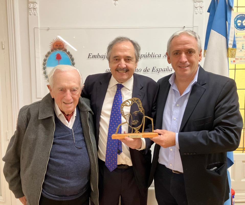 Alfonsín ya tiene su “Alfonsín iluminado”, de la mano del intendente de Chascomús