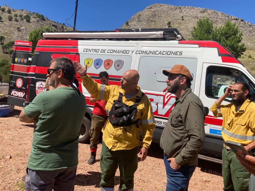 Aviones hidrantes, helicópteros y bomberos combaten el fuego en Tornquist