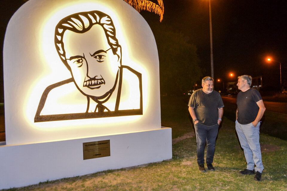 Alfonsín ya tiene su “Alfonsín iluminado”, de la mano del intendente de  Chascomús - El Teclado