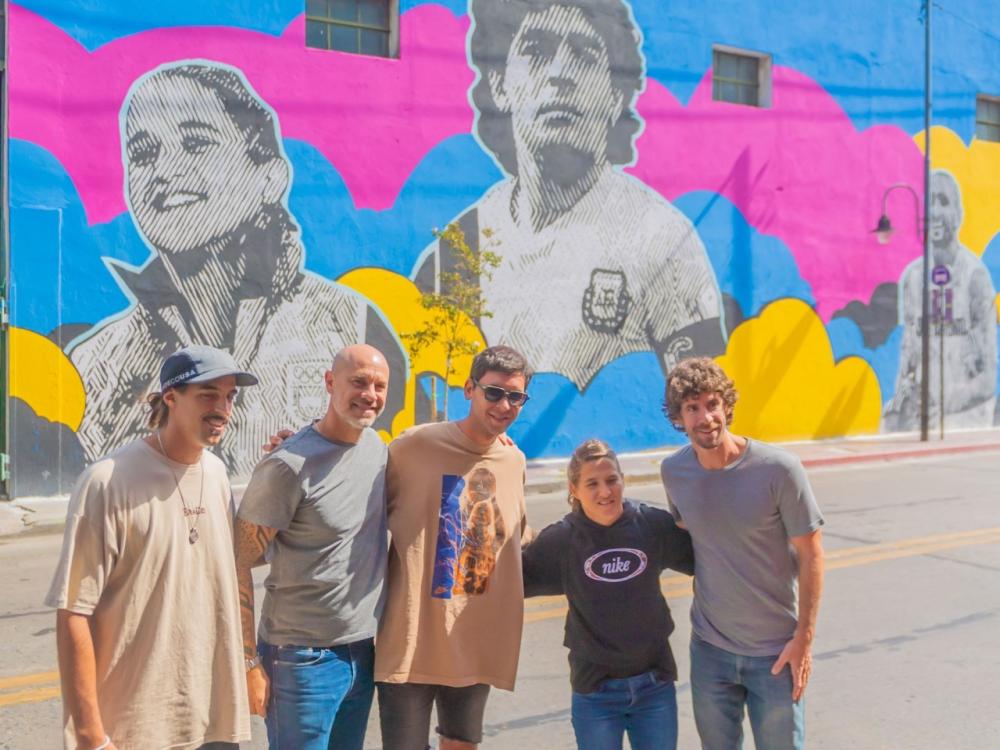 La Peque es parte de un hermoso mural y lo fue a visitar junto al intendente