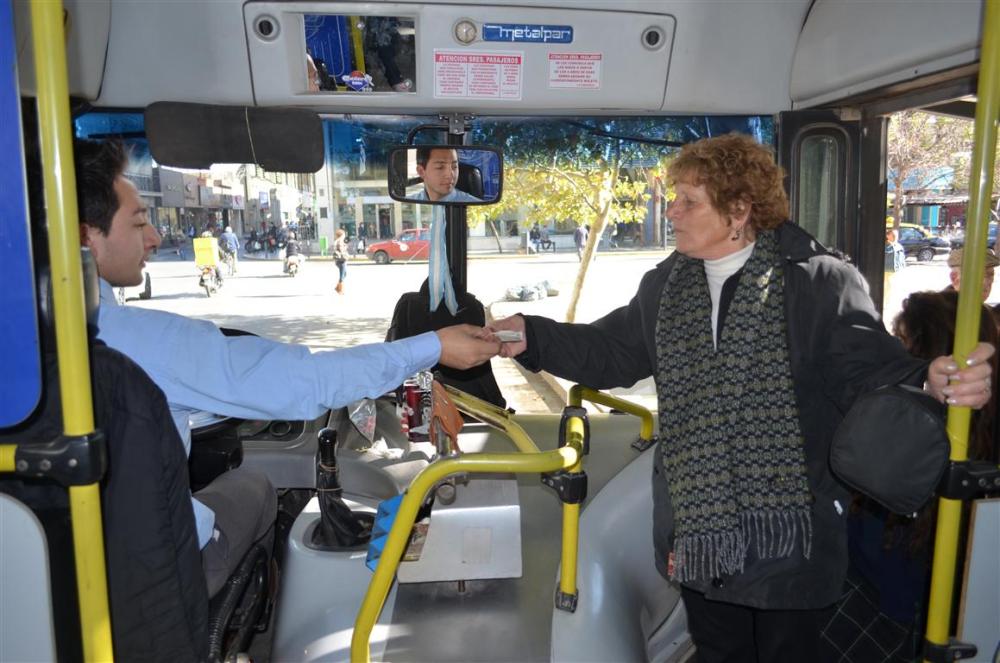 Kicillof se reúne con empresarios de transporte por la seguridad en los colectivos