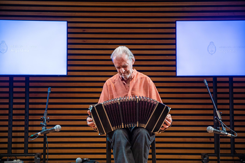 Rodolfo Mederos hizo un solo de bandoneón [Foto: Cultura]