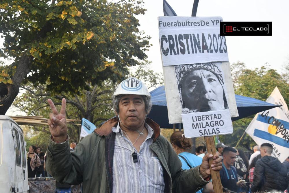 La militancia recibe a Cristina Fernández en el Teatro Argentino de La Plata
