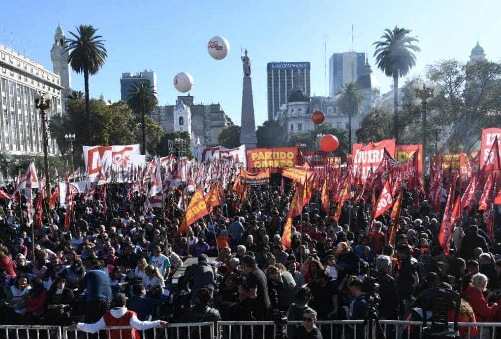 Críticas al gobierno y al FMI: la izquierda llenó Plaza de Mayo