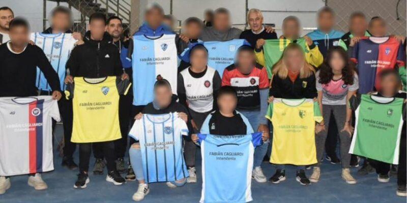 “¡Populista!”: acusan a intendente de repartir a clubes camisetas con su nombre