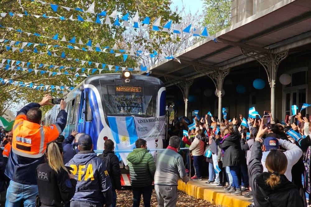 Después de 30 años, volvió el tren turístico que une Mercedes con Tomás Jofré