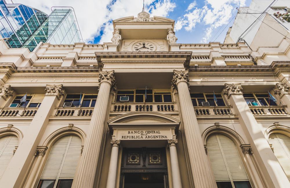 Atención: el Banco Central sube la tasa de los plazos fijos al 118% y el dólar oficial saltó a 350