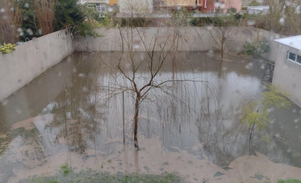 Caída de granizo y fuerte temporal dejó barrios inundados en la capital provincial