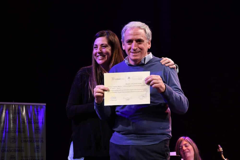 En el día del Maestro, intendente recibió su diploma por sus 25 años como docente