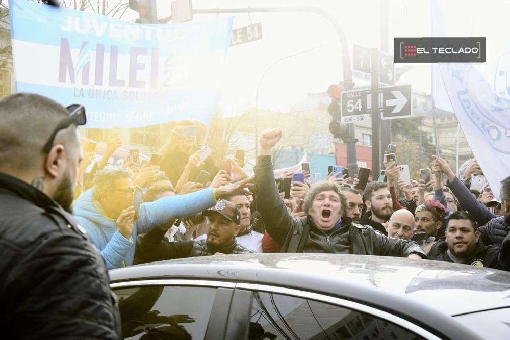 Con cotillón y banderas a 3 mil pesos: así fue la caravana de Milei en La Plata