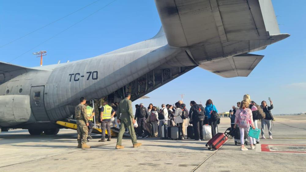 El primer grupo de argentinos y argentinas evacuados desde Israel llegó a Roma