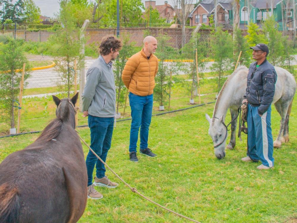 Intendente cambió caballos por motos: menos tracción a sangre y todos contentos