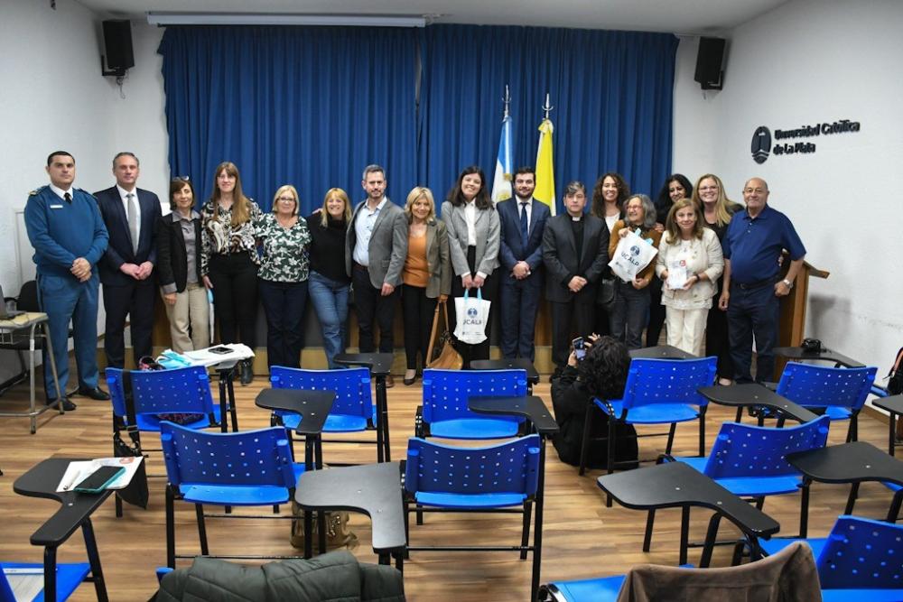 Presentaron “Historias Cautivas, versos libres”, escrito por presos de una cárcel bonaerense