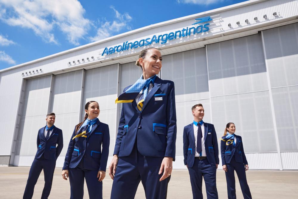 Cómo son los nuevos uniformes de Aerolíneas Argentinas diseñados por Benito Fernández