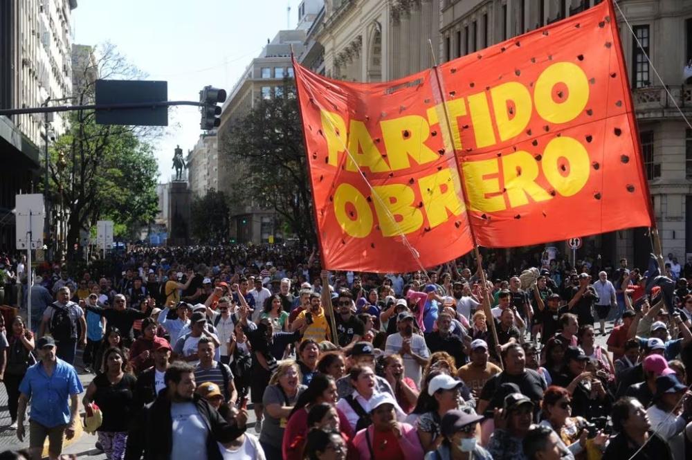 Con protocolo incluido, comenzó la primera marcha piquetera de la gestión Milei