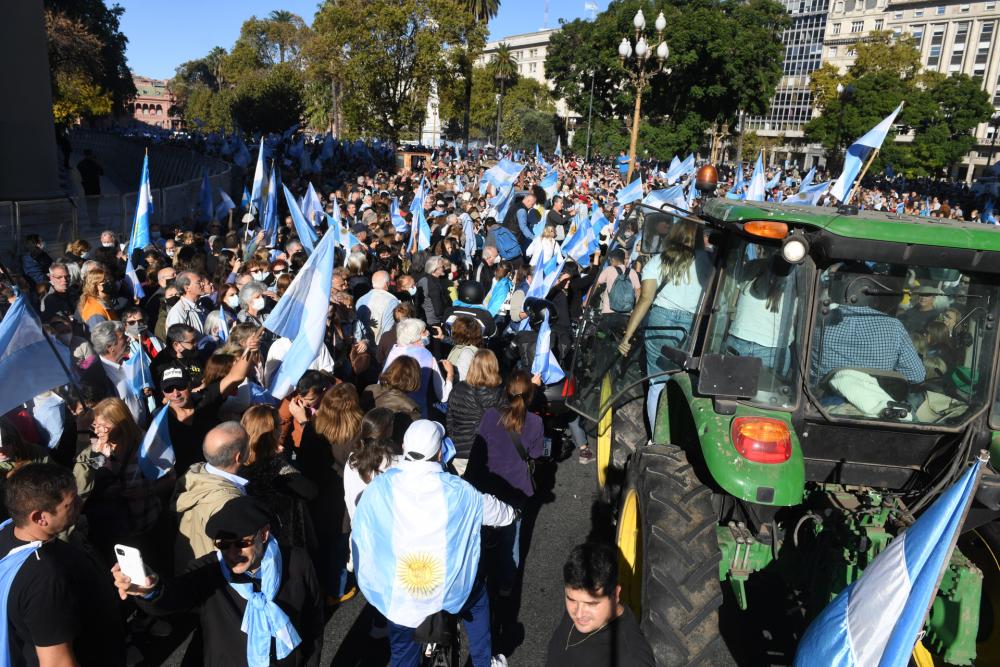 Ninguna novedad: el campo se pone el traje de Milei y Macri, y le pega al peronismo