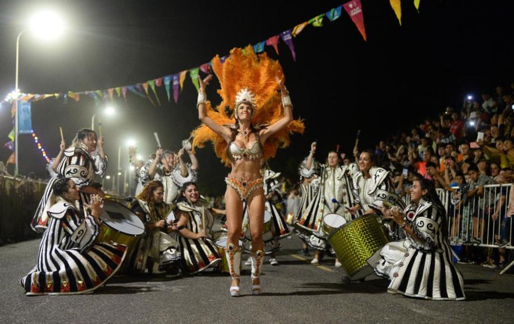 La Plata: con murgas, talleres y acrobacias, la Repu está lista para un finde a puro carnaval