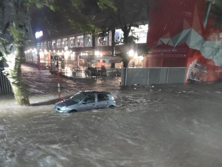 La Plata no duerme: otra vez, la ciudad quedó bajo el agua por el temporal