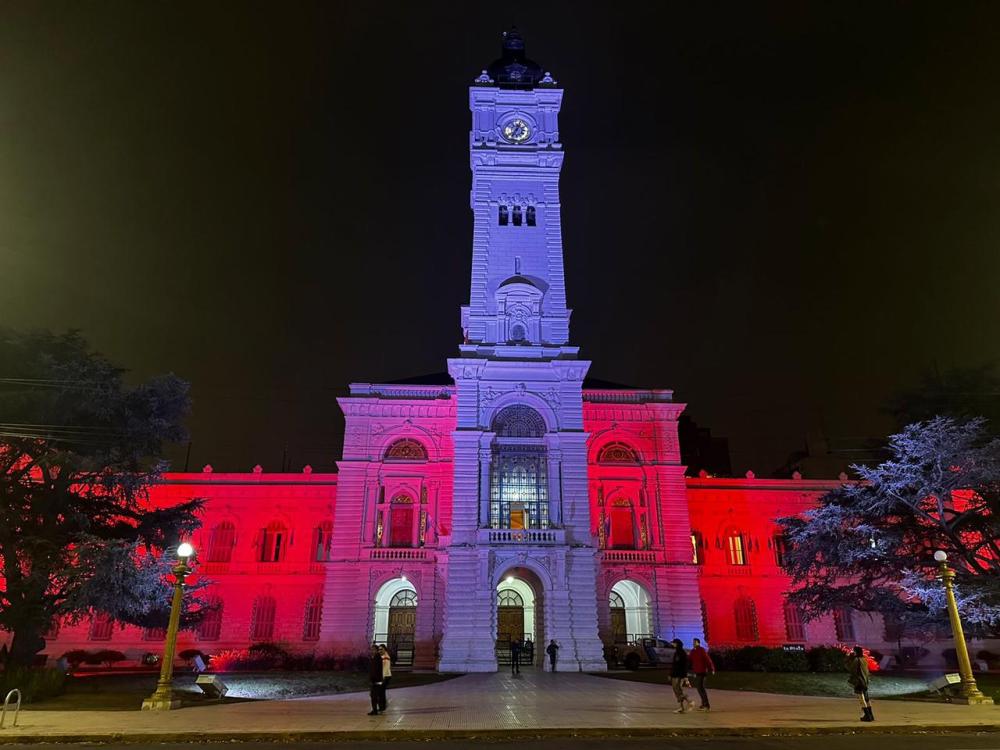 La municipalidad de La Plata se iluminó de rojo para celebrar el título del Pincha