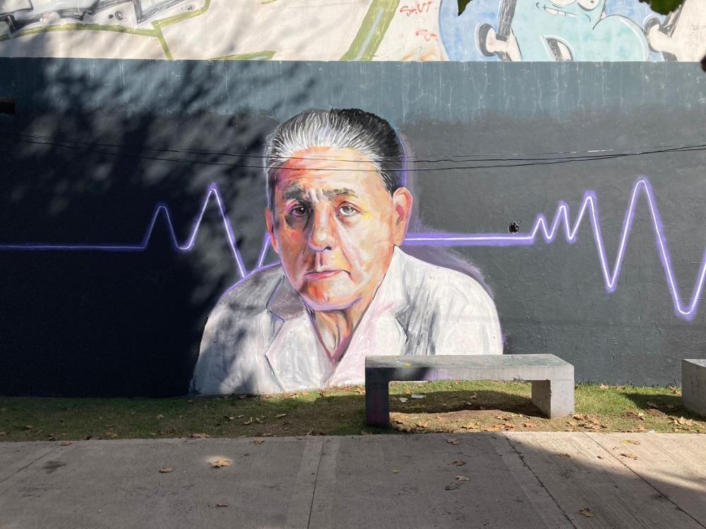 A 47 años del primer bypass, restauraron el mural homenaje a René Favaloro