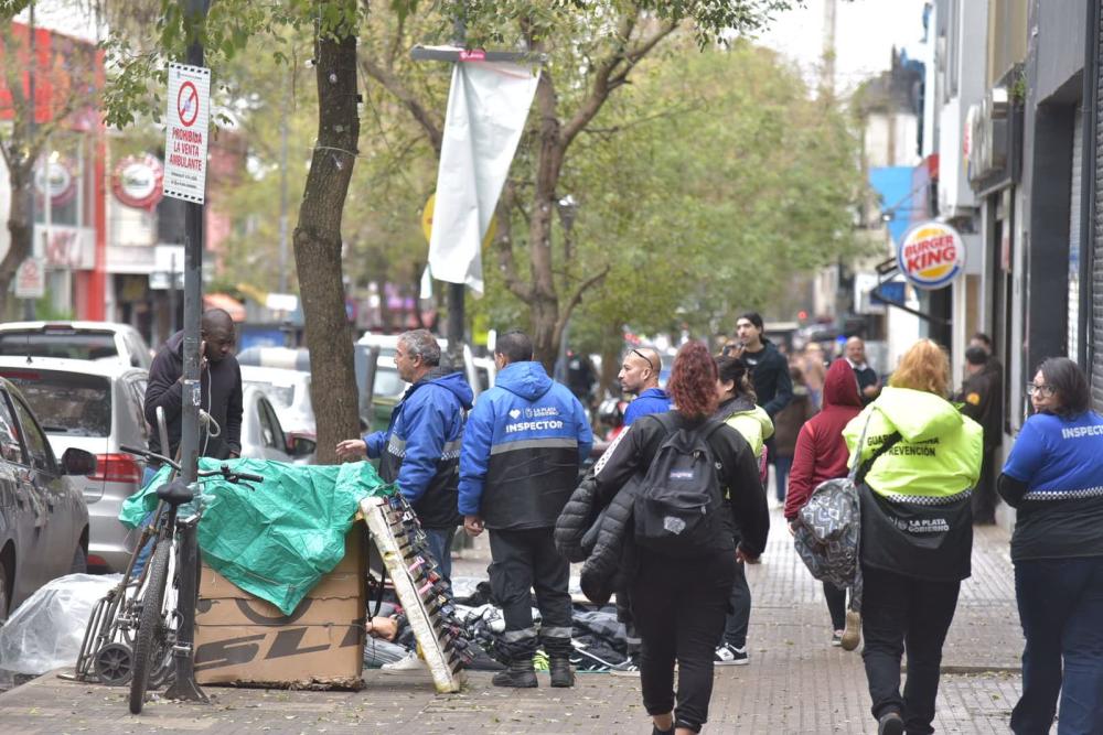 La Plata: intimaron a vendedores ambulantes que no retiraron sus puestos en el centro