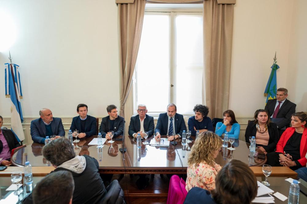 Una comitiva legislativa viaja a Bahía, mientras la oposición pide la adhesión al RIGI