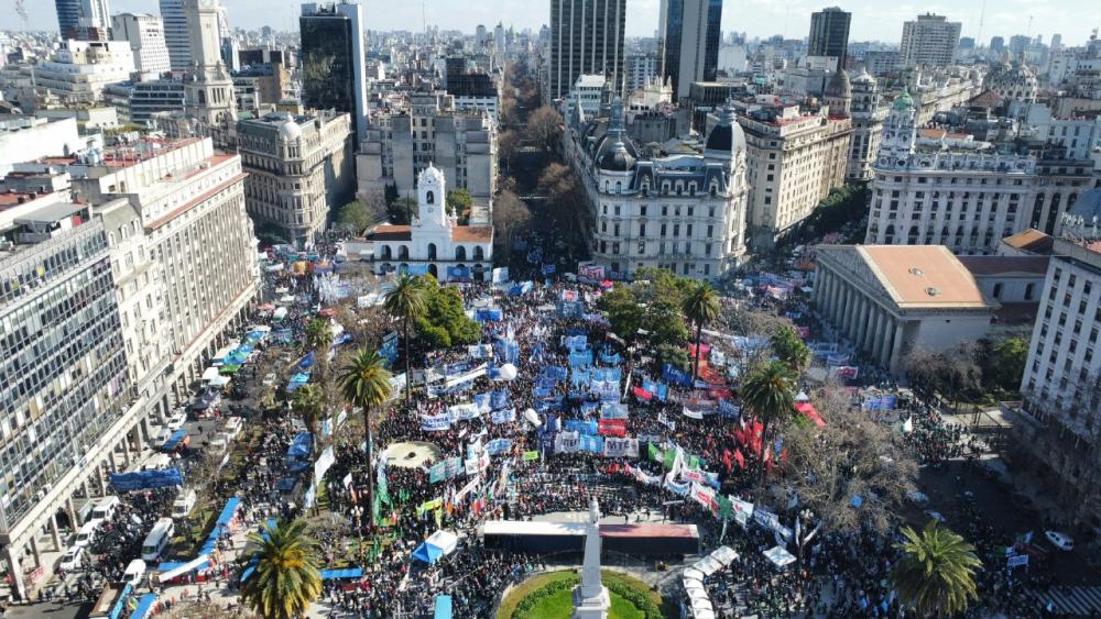 Multitudinaria marcha a Plaza de Mayo en pedido de paz, pan, tierra, techo y trabajo