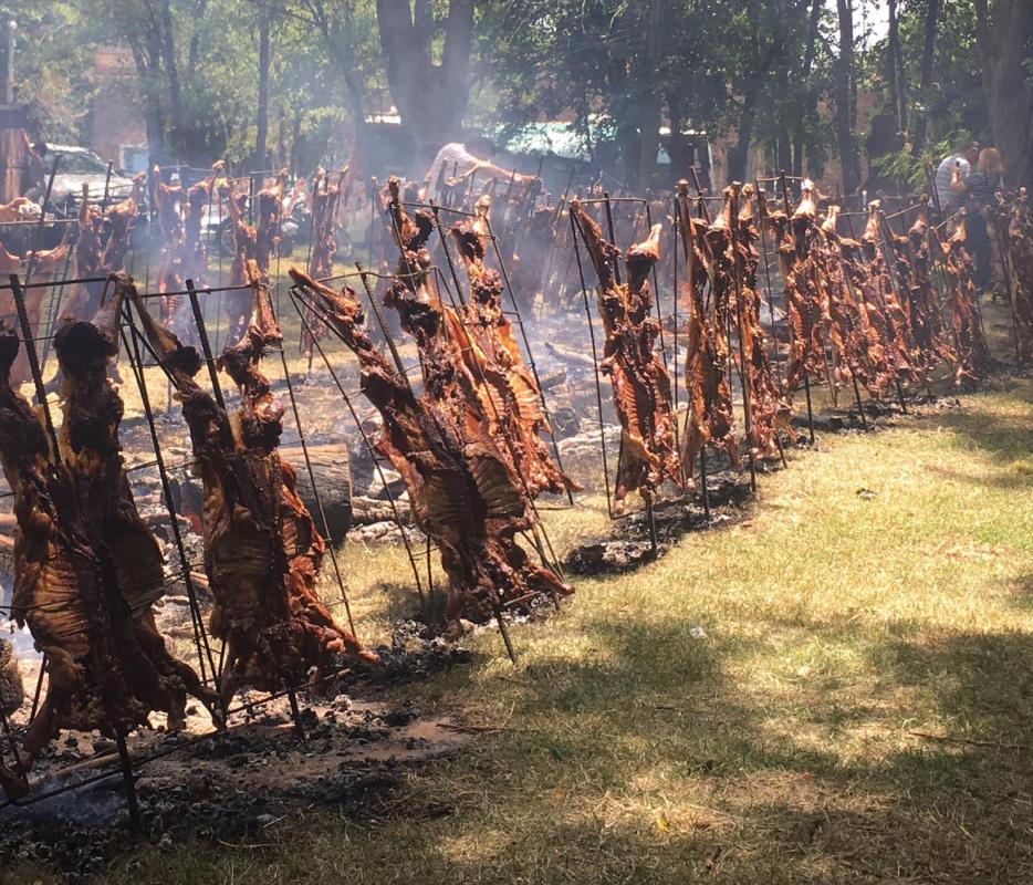 Finde fiestero bonaerense, a full: cordero, chorizo seco, chocolate y mucho más