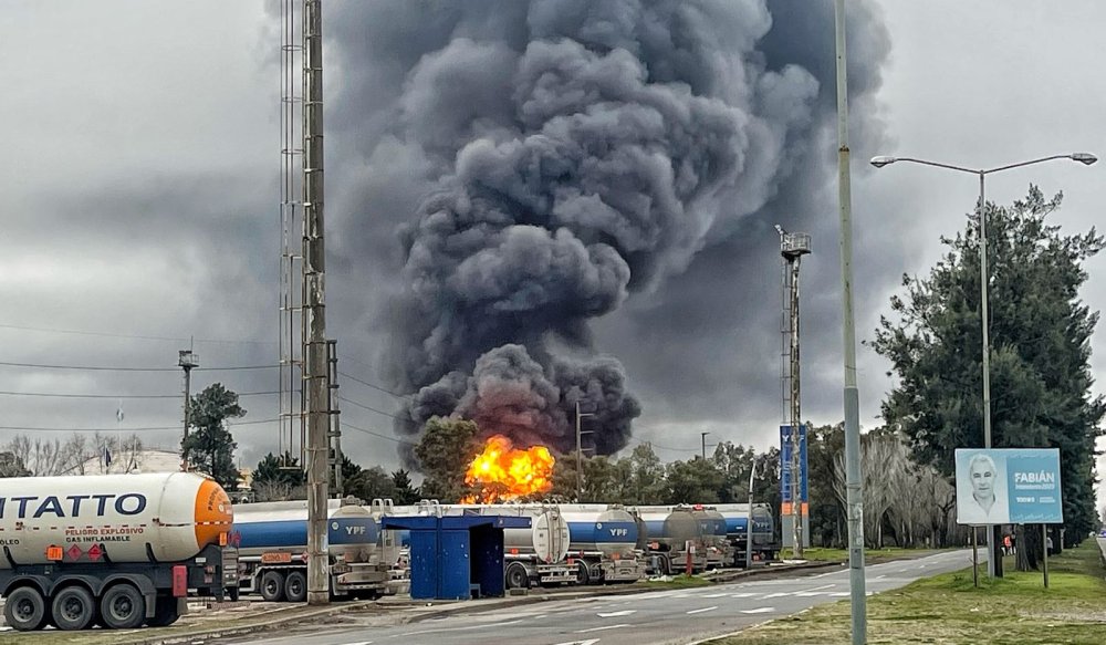 Susto en La Plata, Berisso y Ensenada por un incendio en la refinería de YPF