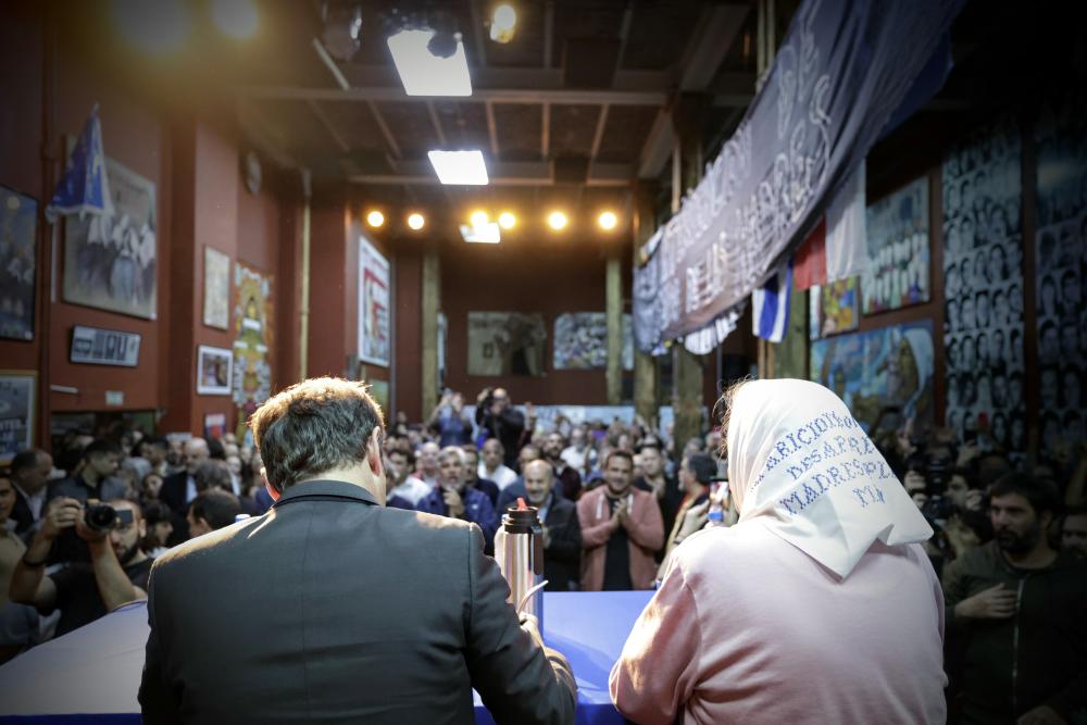 Mantener viva la llama de Hebe: Kicillof dio una clase en la Universidad de las Madres