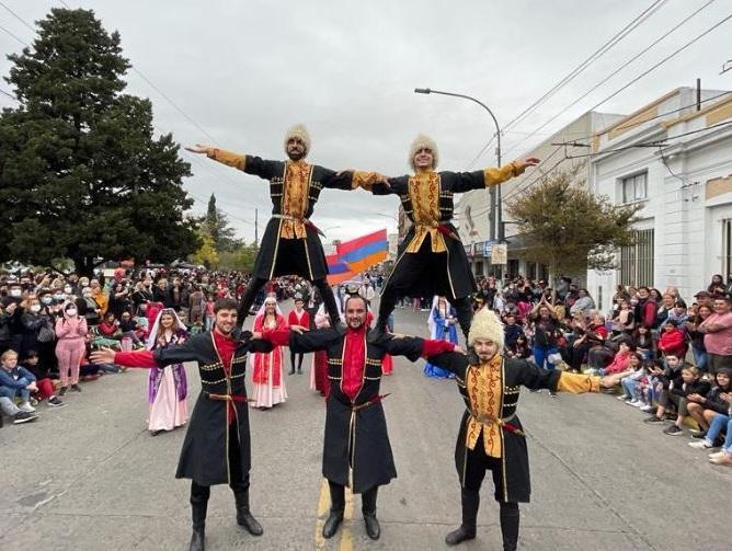 Fiesta del Inmigrante: a todo color, comienzan los festivales de colectividades