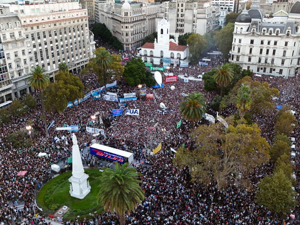 Docentes, no docentes, y estudiantes movilizan en “defensa” de la universidad pública