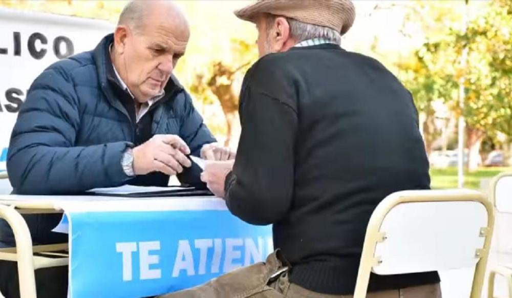 Intendente peronista saca su despacho a la plaza para atender a los vecinos