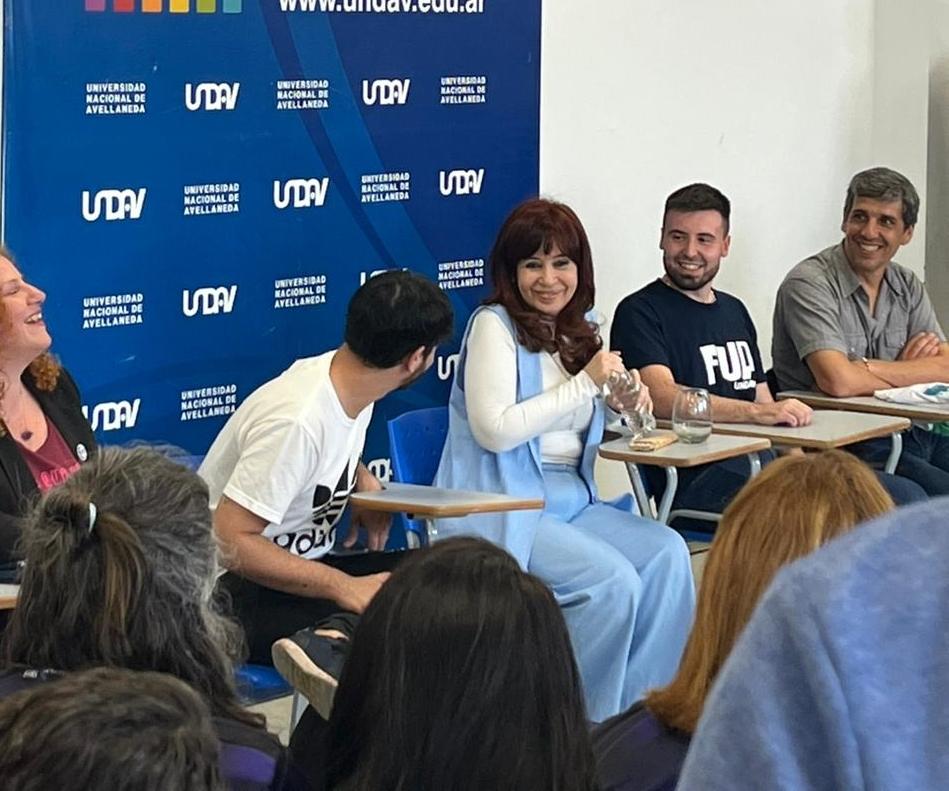 Triple mensaje: Cristina Fernández cayó de sorpresa en la Universidad de Avellaneda