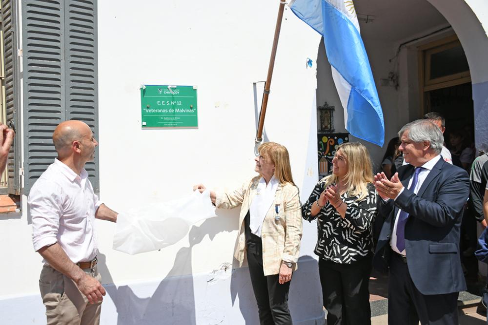 “Acá estamos”: desde hoy, una escuela bonaerense se llama “Veteranas de Malvinas”