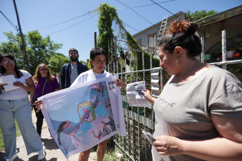 Casa por casa, intendenta se puso al hombro la campaña de CFK para el PJ nacional