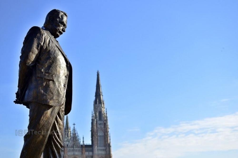 Tras los ataques de Milei a Raúl Alfonsín, la UCR lanza el Movimiento RA