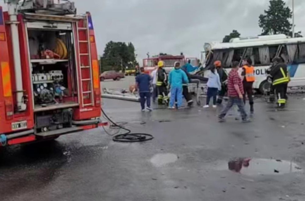 Tragedia: cuatro policías murieron en un choque entre un colectivo y un camión