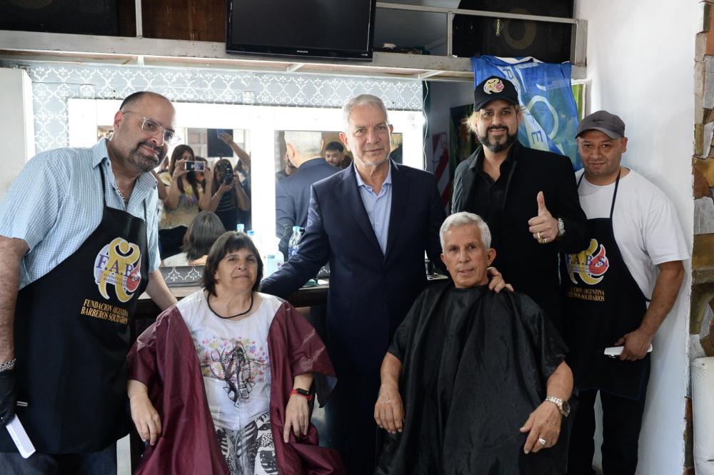 Ya funciona la primera barbería social del país: ofrecen cortes gratuitos a jubilados